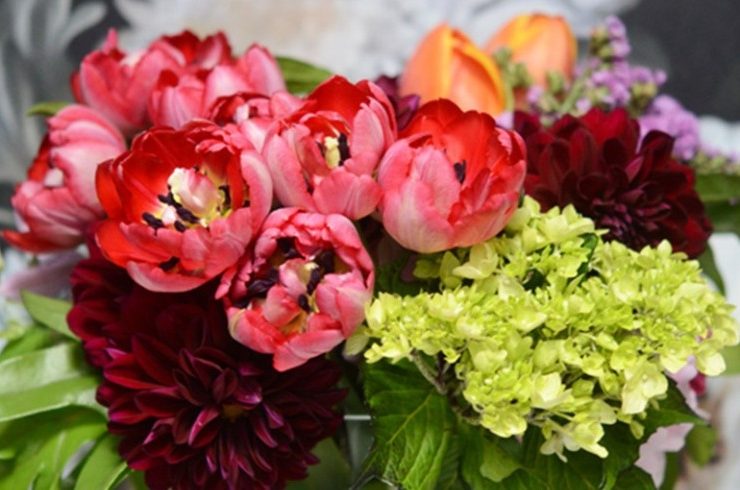 Ένα υπέροχο μπουκέτο λουλούδια σκορπά χρώμα και δημιουργεί καλή διάθεση για σας και τους καλεσμένους σας