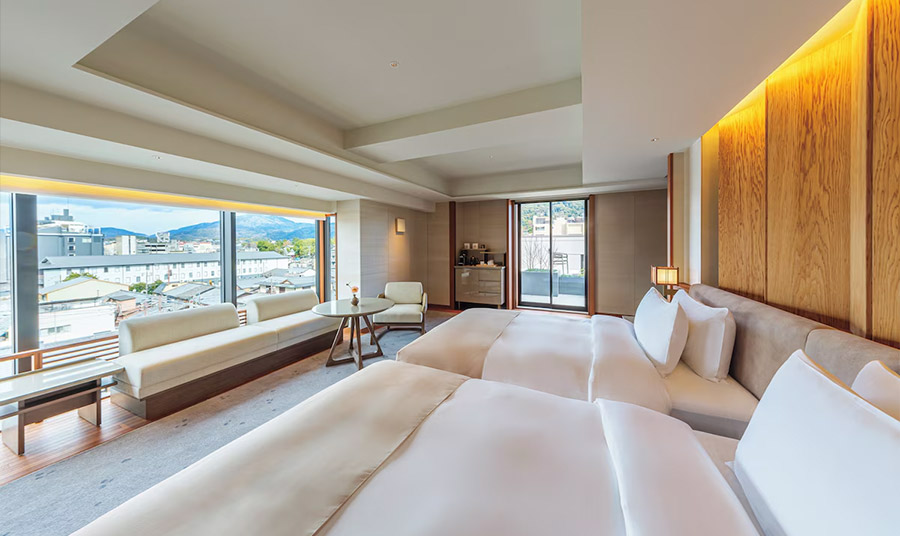 Πολυτελής σουίτα του ξενοδοχείου με μοντέρνα έπιπλα 