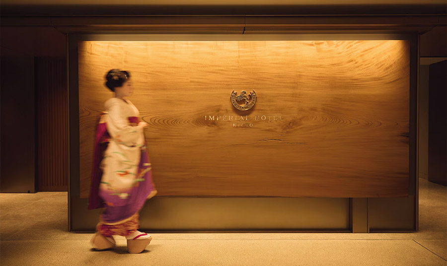 Το ξενοδοχείο βρίσκεται στη γειτονιά της σχολής γκέισας, ατμόσφαιρα από το λόμπι και το γραφείο υποδοχής 