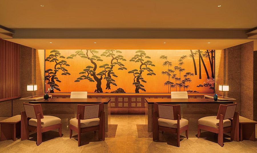 Χώρος γραφείου στο λόμπι με μια τοιχογραφία που απεικονίζει δέντρα και ένα ζεστό φόντο ατμόσφαιρας