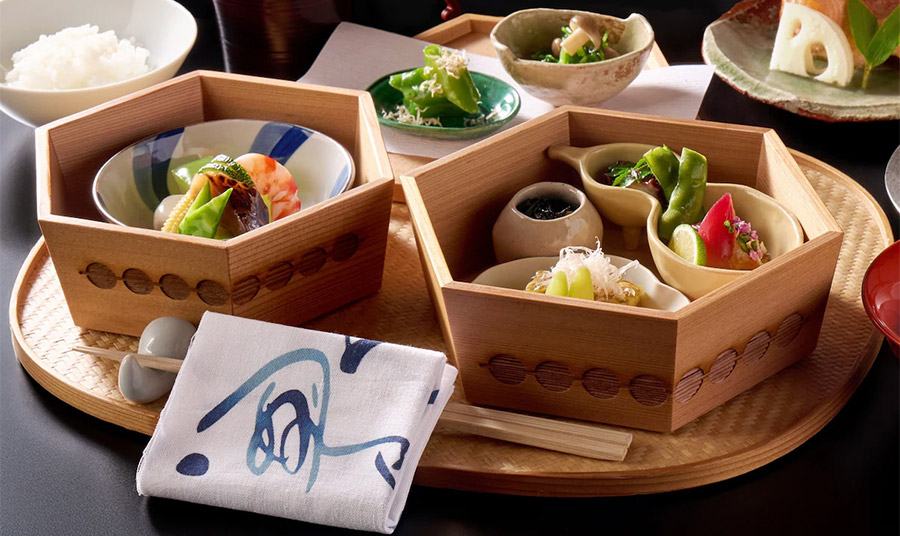 Το Ren, το εστιατόριο υψηλής γαστρονομίας σε στιλ πάγκου, παρουσιάζει ένα μηνιαίο εναλλασσόμενο μενού που επαναπροσδιορίζει τα τοπικά υλικά μέσα από ένα γαλλικό πρίσμα.