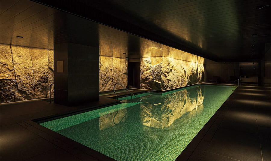 Εσωτερική πισίνα με φωτιζόμενους τοίχους και οροφή μοντέρνου αρχιτεκτονικού σχεδιασμού