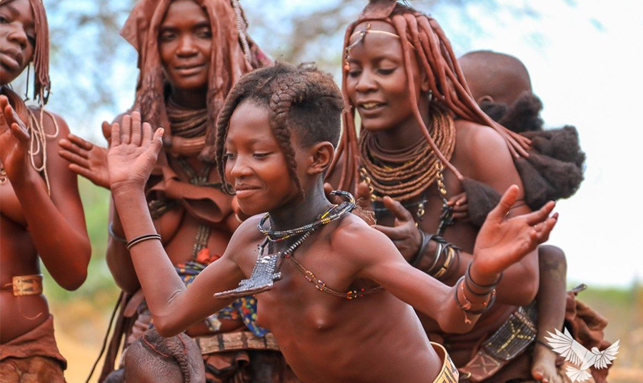 Η φυλή Himba στη Ναμίμπια βάφει το σώμα και τα μαλλιά με κόκκινο 