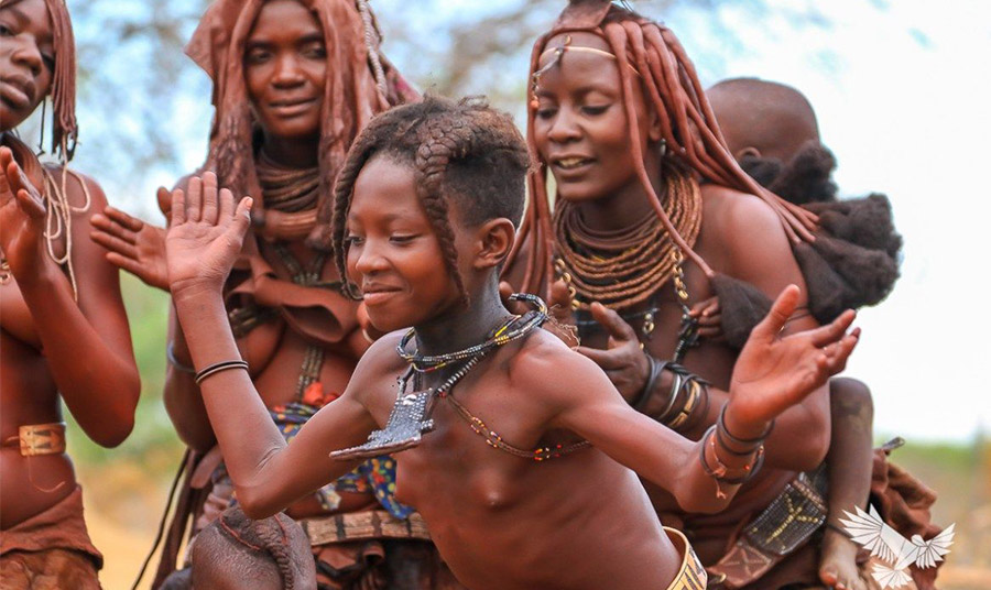 Η φυλή Himba στη Ναμίμπια βάφει το σώμα και τα μαλλιά με κόκκινο