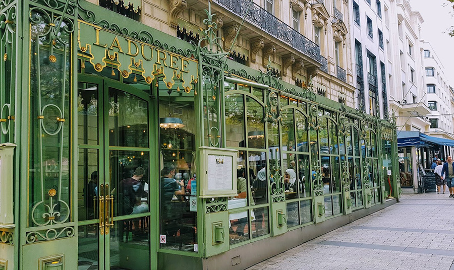 Το υπέροχο ζαχαροπλαστείο Ladurée στη Champs Elyseés στο Παρίσι