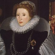 Η λευκή, χλωμή επιδερμίδα δημοσίων προσώπων, όπως ήταν η Βασίλισσα Ελισάβετ Α?, οφειλόταν στη χρήση πρωτόγονων μέικαπ που περιείχαν την επικίνδυνη χρωστική ουσία του λευκού μολύβδου με οδυνηρές επιπτώσεις στην υγεία