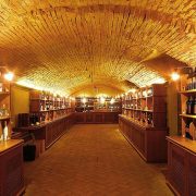 Στην Enoteca Regionale θα ξεναγηθείτε σε μια αίθουσα με συλλεκτικά αντικείμενα παραγωγής κρασιού, θα δοκιμάσετε μια ποικιλία κρασιών και θα απολαύσετε ένα δείπνο με τέσσερα πιάτα και τοπικά κρασιά