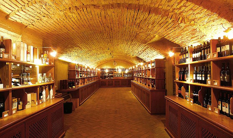 Στην Enoteca Regionale θα ξεναγηθείτε σε μια αίθουσα με συλλεκτικά αντικείμενα παραγωγής κρασιού, θα δοκιμάσετε μια ποικιλία κρασιών και θα απολαύσετε ένα δείπνο με τέσσερα πιάτα και τοπικά κρασιά