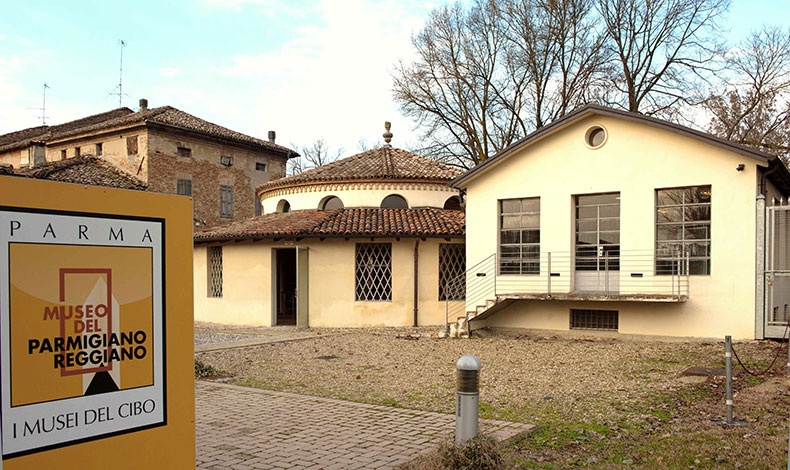 Το μουσείο της παρμεζάνας στεγάζεται σε ένα κάστρο του 14ου αιώνα, το οποίο λειτουργούσε έως το 1977 ως τυροκομείο