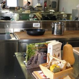 Στο Casa Artusi υπάρχει γευσιγνωσία κρασιού και σχολή μαγειρικής, όπως μάθημα παρασκευής σπιτικών ζυμαρικών