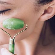 Jade Roller: Τι είναι και τι προσφέρει στην περιποίηση του προσώπου μας
