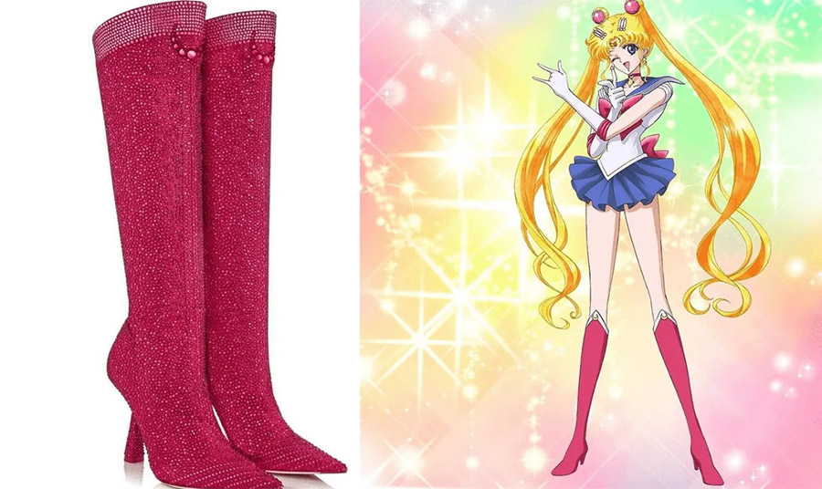 Η μπότα Sailor Moon από ελαστικό ύφασμα μέχρι το γόνατο, σε στενή γραμμή αντικατοπτρίζει το δυναμικό της πνεύμα, με λακαρισμένο τακούνι χυτό στο ίδιο ζωηρό ροζ και στολισμένες με κρύσταλλα Swarovski