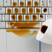 Ατυχήματα συμβαίνουν! Τι κάνετε αν πέσει καφές στο πληκτρολόγιο;