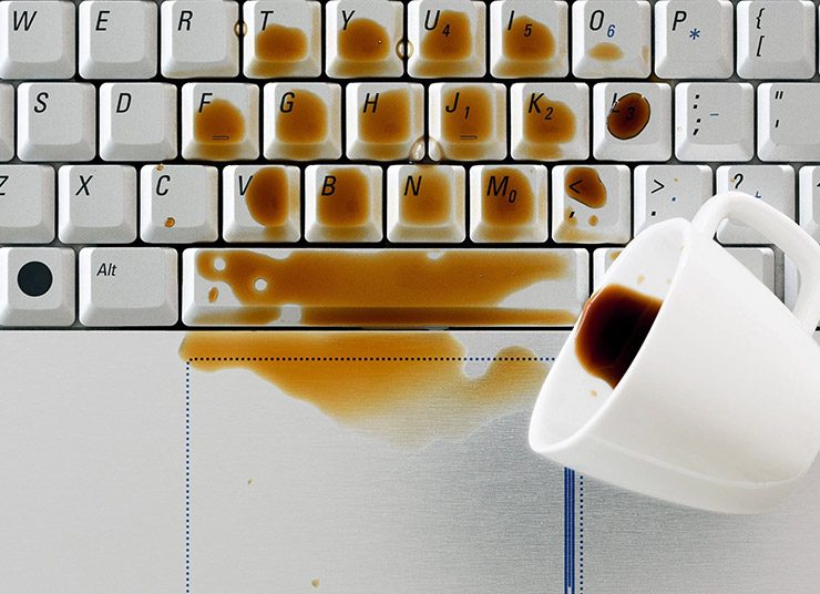 Ατυχήματα συμβαίνουν! Τι κάνετε αν πέσει καφές στο πληκτρολόγιο;
