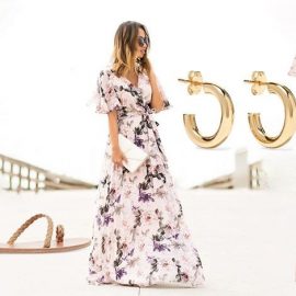 Ένα μάξι φόρεμα σε παστέλ χρώμα ή παστέλ φλοράλ είναι μία εξαιρετική επιλογή για την πόλη ή το νησί: Πράσινη πλεκτή τσάντα, Cult Gaia // Φλατ σανδάλια, Ancient Greek Sandals // Χρυσά σκουλαρίκια, Loren Stewart // Μάξι έξωμο φλοράλ φόρεμα, Love