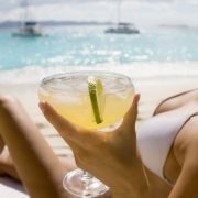 Τι σχέση έχουν τα καλοκαιρινά κοκτέιλ με τα προβλήματα του δέρματος;