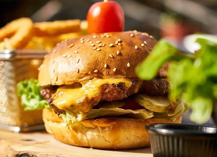 Τα 5 καλύτερα μαγαζιά για burger στην Αθήνα και τι να παραγγείλεις αν τα επισκεφτείς