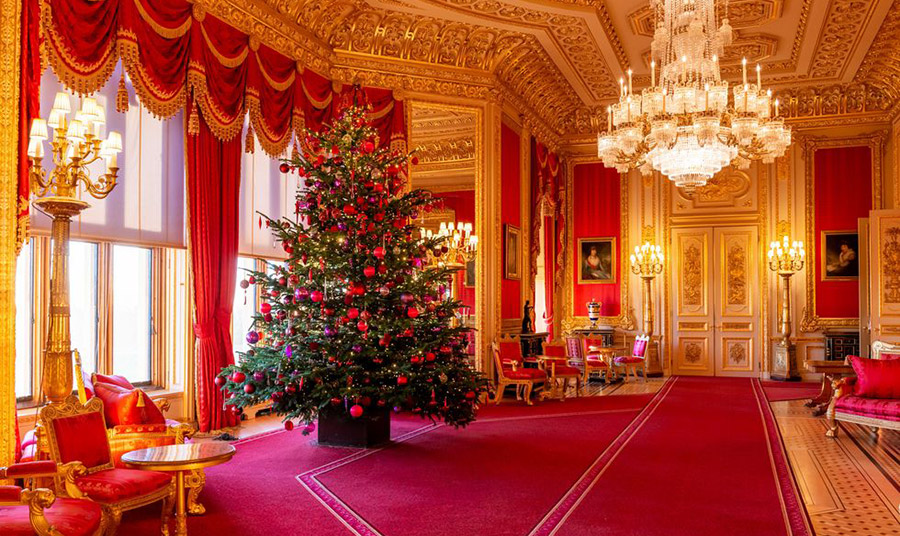 Το Crimson Drawing Room διαθέτει ένα χριστουγεννιάτικο δέντρο διακοσμημένο σε κόκκινο και χρυσό 