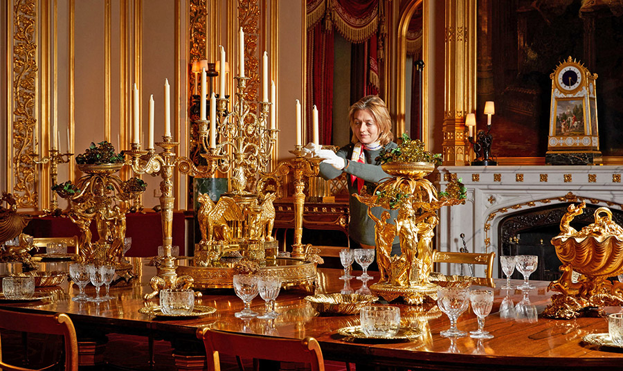 Το λαμπερό τραπέζι του Κάστρου προετοιμάζεται με χρυσά σερβίτσια και κρύσταλλα 