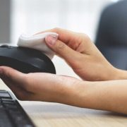 Το πιο βρώμικο σημείο στο γραφείο σας, σύμφωνα με έρευνα. Και πώς να το καθαρίσετε