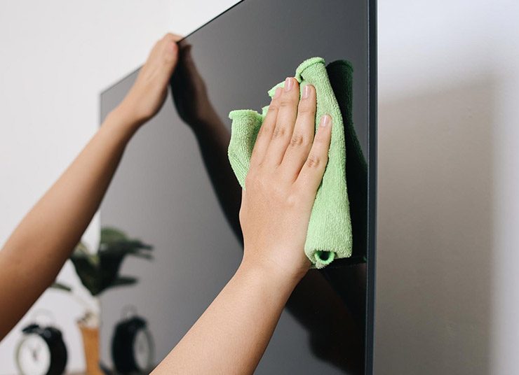 Ο καλύτερος τρόπος για να καθαρίσετε μια οθόνη τηλεόρασης και το τηλεχειριστήριό σας