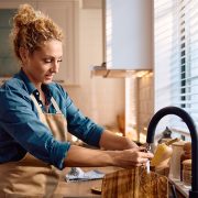 Η ψυχολογία των ανθρώπων που καθαρίζουν ενόσω μαγειρεύουν