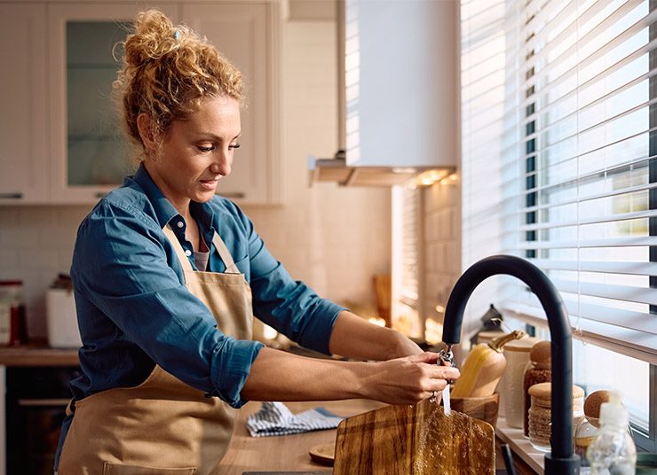 Η ψυχολογία των ανθρώπων που καθαρίζουν ενόσω μαγειρεύουν