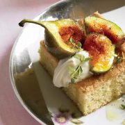 Κέικ ελαιόλαδου-θυμαριού με σύκα: Το επιδόρπιο του ελληνικού καλοκαιριού!