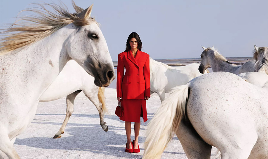 Φορώντας ένα κόκκινο σακάκι και φούστα, η Kendall Jenner είναι το πρόσωπο της νέας καμπάνιας της Stella McCartney. Φωτογραφία: Harley Weir.