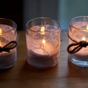 Το φως των κεριών πάντοτε δημιουργεί μία γλυκιά ατμόσφαιρα. Δημιουργήστε τα δικά σας ρομαντικά κηροπήγια από δαντελένια κορδέλα