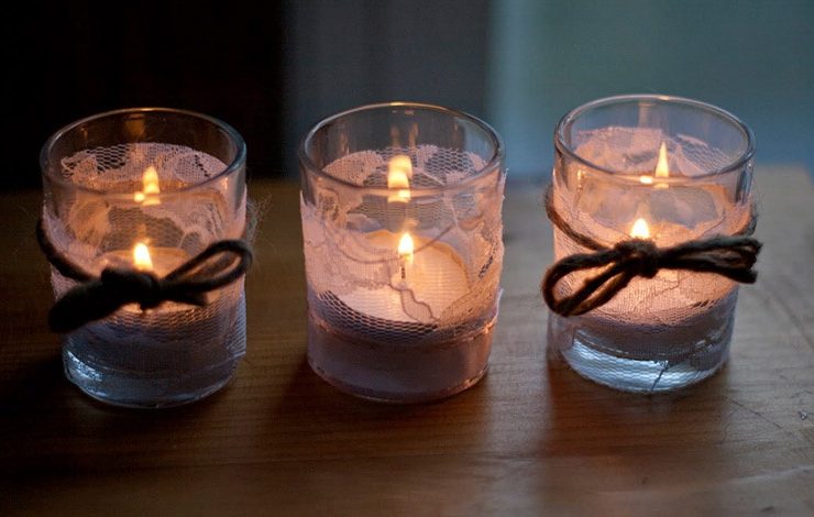 Το φως των κεριών πάντοτε δημιουργεί μία γλυκιά ατμόσφαιρα. Δημιουργήστε τα δικά σας ρομαντικά κηροπήγια από δαντελένια κορδέλα