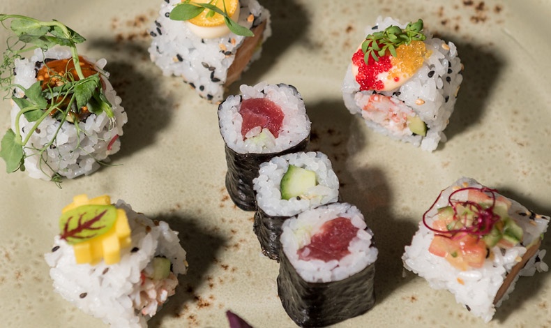 Ποικιλία από sushi rolls