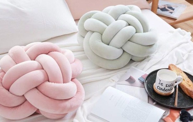 Σε παστέλ χρώματα και βελουτέ υφάσματα, τα Κnot pillows κατακτούν το κρεβάτι μας!