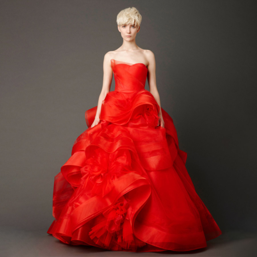 Το εμβληματικό νυφικό του 2013 γεμίζει δυναμικά τον χώρο, καθώς ολοκληρώνεται με στρώσεις και στρώσεις από τούλι και οργάντζα, δίνοντάς σας ένα υπέροχο χορό χρώματος και σκιάς μέσα από τις αποχρώσεις και τους τόνους που γίνονται πιο ανοιχτοί ή πιο σκούροι, ανάμεσα σε αυτά τα κύματα του υφάσματος. Το φόρεμα δημιουργείται από ασύμμετρες γραμμές και τα άνθη είναι φτιαγμένα με το χέρι από οργάντζα που δίνουν την εντύπωση ενός  όμορφα τυλιγμένου μπουκέτου PHOTO VERA WANG