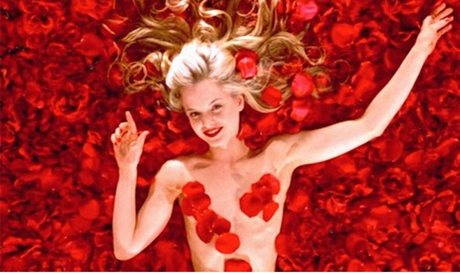 Στην ταινία, «American Beauty» με την πασίγνωστη σκηνή της γυμνής κοπέλας-πειρασμό να λούζεται από χιλιάδες κόκκινα πέταλα από τριαντάφυλλα, σε μία φαντασίωση του πρωταγωνιστή.