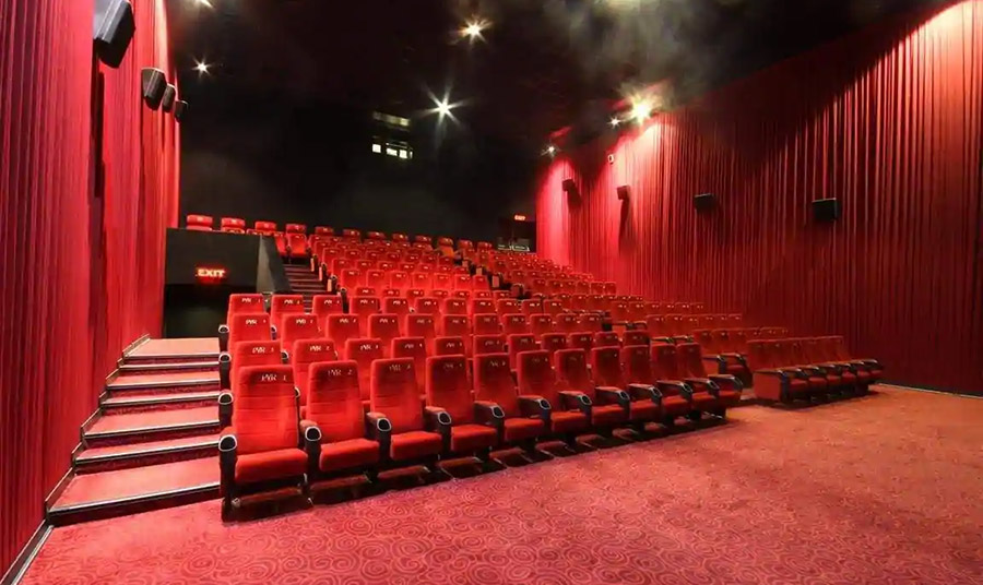 Οι κινηματογραφικές αίθουσες έχουν σκούρο κόκκινο εσωτερικό γιατί αντανακλά πολύ λίγο φως