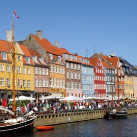Το πανέμορφο παλιό λιμάνι της Κοπεγχάγης με τα πολύχρωμα κτίρια και τα άπειρα εστιατόρια και μπαρ είναι γεμάτο ζωή όλες τις ώρες