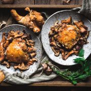 Λαχταριστό κοτόπουλο με μανιτάρια και ζουμερή λευκή σάλτσα