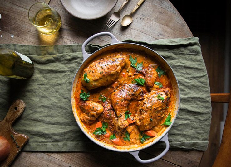 Κρεμώδες κοτόπουλο με καρότα και λευκό κρασί