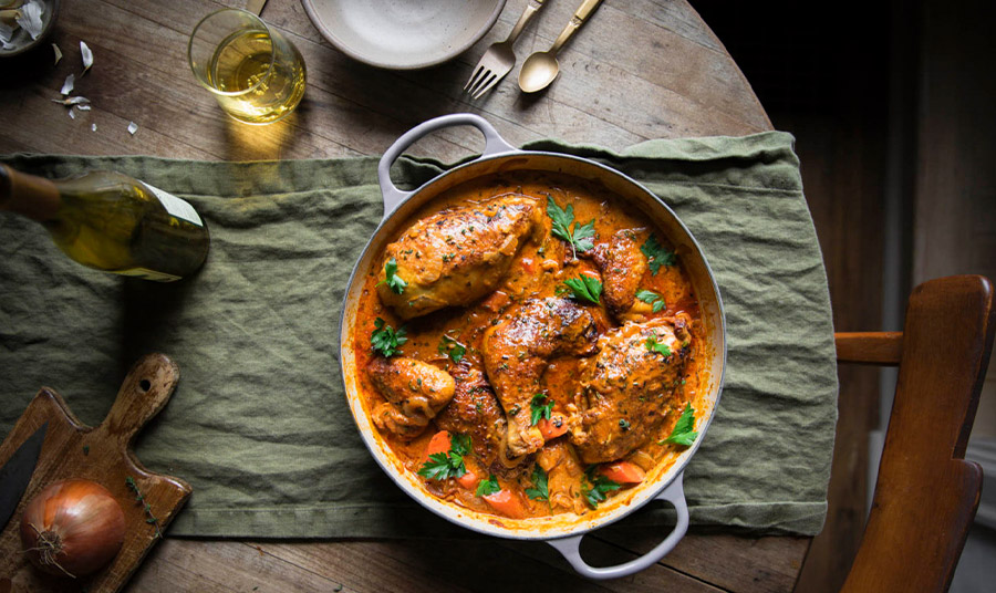 Κρεμώδες κοτόπουλο με καρότα και λευκό κρασί