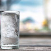 Ποια είναι η καλύτερη θερμοκρασία για το νερό που πίνουμε, σύμφωνα με την επιστήμη