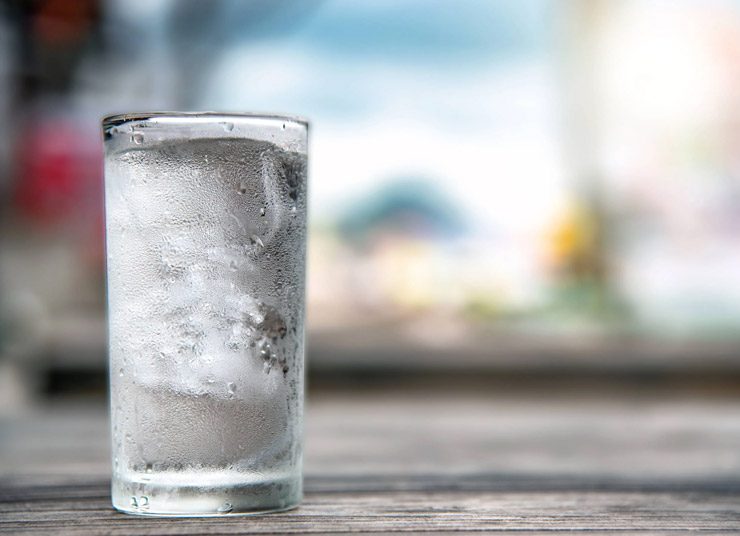 Ποια είναι η καλύτερη θερμοκρασία για το νερό που πίνουμε, σύμφωνα με την επιστήμη