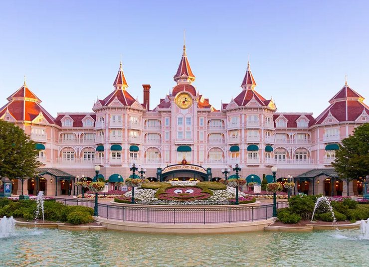 Στο πρόσφατα ανακαινισμένο ξενοδοχείο Disneyland στο Παρίσι, το παραμύθι ξεκινά…