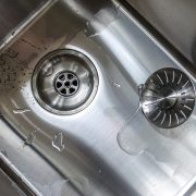 Πώς να ξεβουλώσετε μια αποχέτευση με μαγειρική σόδα και ξύδι