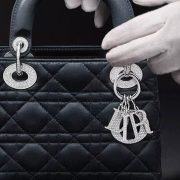 Lady Dior: Η διαρκής επιρροή της αγαπημένης τσάντας της πριγκίπισσας Νταϊάνα
