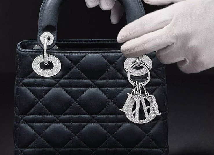 Lady Dior: Η διαρκής επιρροή της αγαπημένης τσάντας της πριγκίπισσας Νταϊάνα