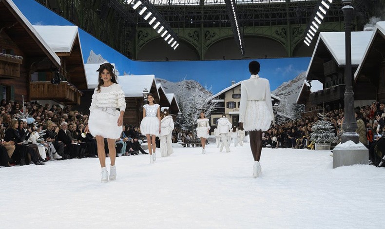 Η Πενέλοπε Κρουζ περπάτησε για πρώτη φορά ως μοντέλο στην επίδειξη Chanel