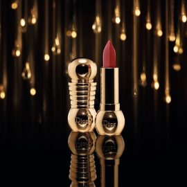 Στη χριστουγεννιάτικη συλλογή του ο Dior δημιουργεί κραγιόν με καθαρό ματ χρώμα που μοιάζει να είναι εμποτισμένο με χρυσό, για μέγιστη λάμψη