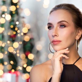 Δεν ξεχνάμε πως ο ορός Instant Lifting της Frezyderm εξασφαλίζει μια λύση εξπρές κατά των ρυτίδων, ακόμα και το τελευταίο λεπτό, προσφέροντας τον ιδανικό καμβά για το γιορταστικό μας μακιγιάζ! Δεν έχουμε πλέον, παρά να φορέσουμε το αγαπημένο μας φόρεμα, να βάλουμε το σαγηνευτικό μας άρωμα, να χαμογελάσουμε στον καθρέφτη και να αισθανθούμε τη χαρά τον γιορτών!