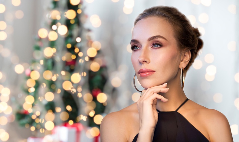 Δεν ξεχνάμε πως ο ορός Instant Lifting της Frezyderm εξασφαλίζει μια λύση εξπρές κατά των ρυτίδων, ακόμα και το τελευταίο λεπτό, προσφέροντας τον ιδανικό καμβά για το γιορταστικό μας μακιγιάζ! Δεν έχουμε πλέον, παρά να φορέσουμε το αγαπημένο μας φόρεμα, να βάλουμε το σαγηνευτικό μας άρωμα, να χαμογελάσουμε στον καθρέφτη και να αισθανθούμε τη χαρά τον γιορτών!